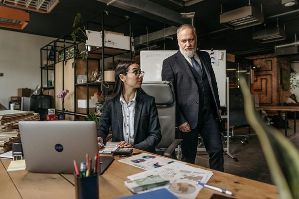 How Do UK Businesses Adapt Their Management Strategies for Economic Shifts?